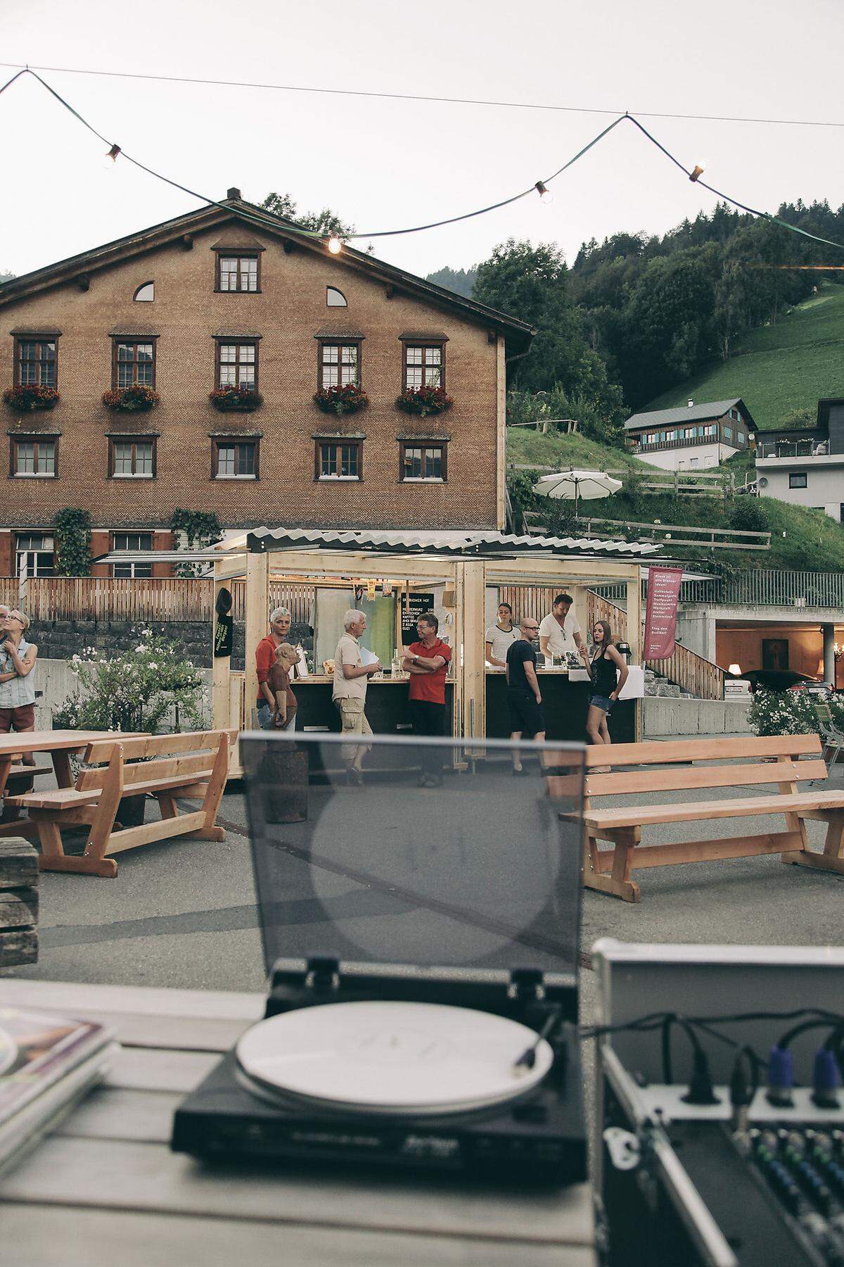 Die Architekturtage gastieren in der Alpenstadt Bludenz. Mittelalterliche Gassen, das bauliche Erbe der frühen Industrie, kulturelle Vielfalt und 1960er Jahre Ikonen geben Einblicke in die bewegte Geschichte der Stadt.