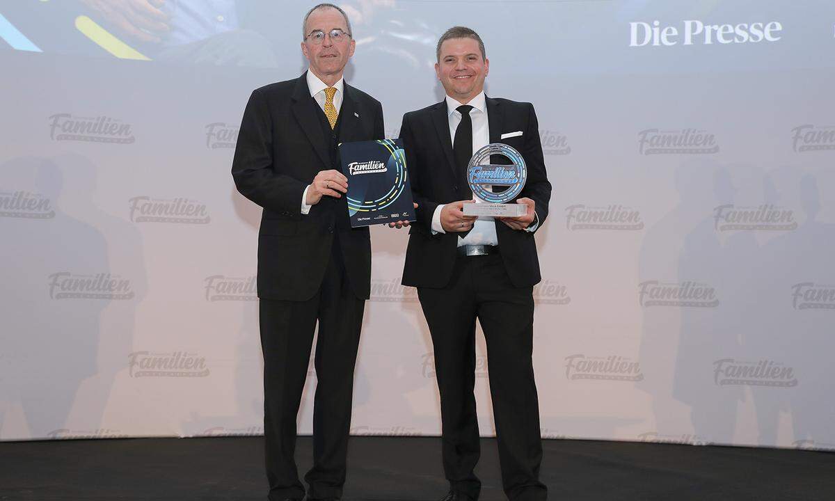 Das beste Familienunternehmen von Tirol: Weisshaus Shop  GmbH aus Pinswang: Notariatskammer-Generalsekretär Christian Sonnweber (l.) überreicht den Preis an Weisshaus-Eigentümer Andreas Osler.