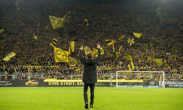 Team und (Süd-)Tribüne sind in Dortmund wieder vereint: Edin Terzić vor seiner „Gelben Wand“.  