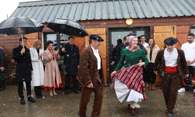 Folklore im Schneefall der Pyrenäen - links im Bild: Emmanuel und Brigitte Macron mit ihren Gästen Peng Liyuan und Xi Jinping.