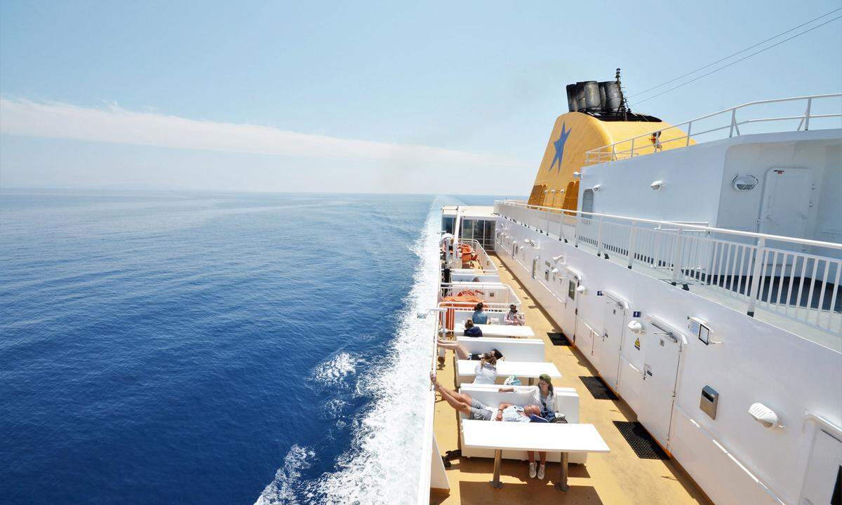 Am Kai daneben landen die großen Fähren: Die Blue Star Ferries fahren gleich auf zwei Linien die Insel an: aus Rafina kommend mit Paros, Naxos und Ios und aus Piräus mit Syros und Tinos. Die griechische Fährreederei mit Heimathafen Piräus zählt zu den wichtigen Fährgesellschaften des östlichen Mittelmeerraums. Zusammen mit Superfast Ferries bildet sie die Premium Alliance der Attica Enterprises. Mit acht Blue-Star-Schiffen werden die gesamten Kykladen und Kreta angefahren, ebenso die Nordägäis, Chios, Lesbos, Patmos, Kos und Rhodos. www.bluestarferries.com