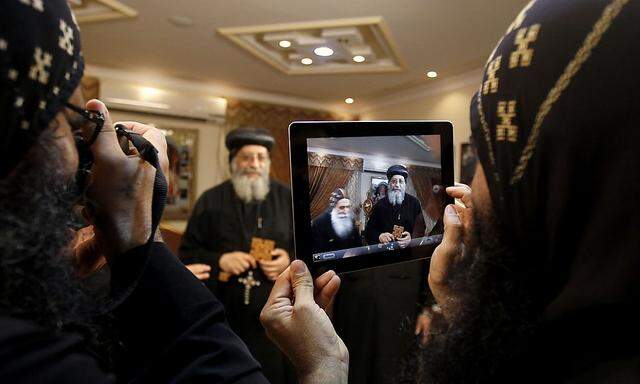 Priester machen Fotos vom neuen Kopten-Papst Tawadros II.