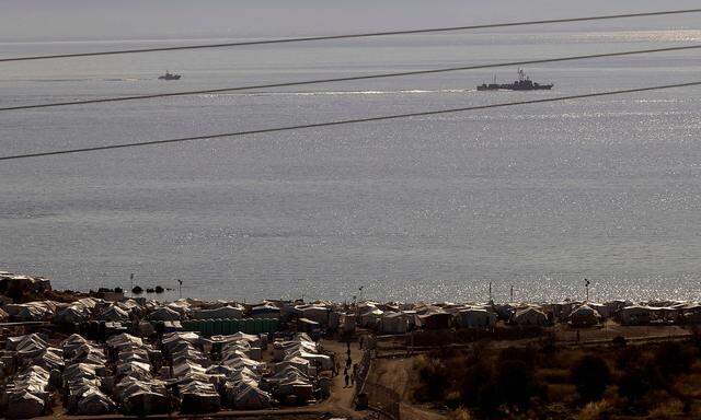Das Camp Mavrovouni auf der griechischen Insel Lesbos - im Hintergrund ein Schiff der griechischen Küstenwache.