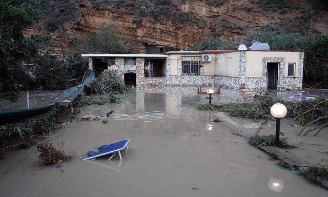 Neun Menschen kamen in den Fluten ums Leben, die dieses Ferienhaus auf Sizilien erreichten.
