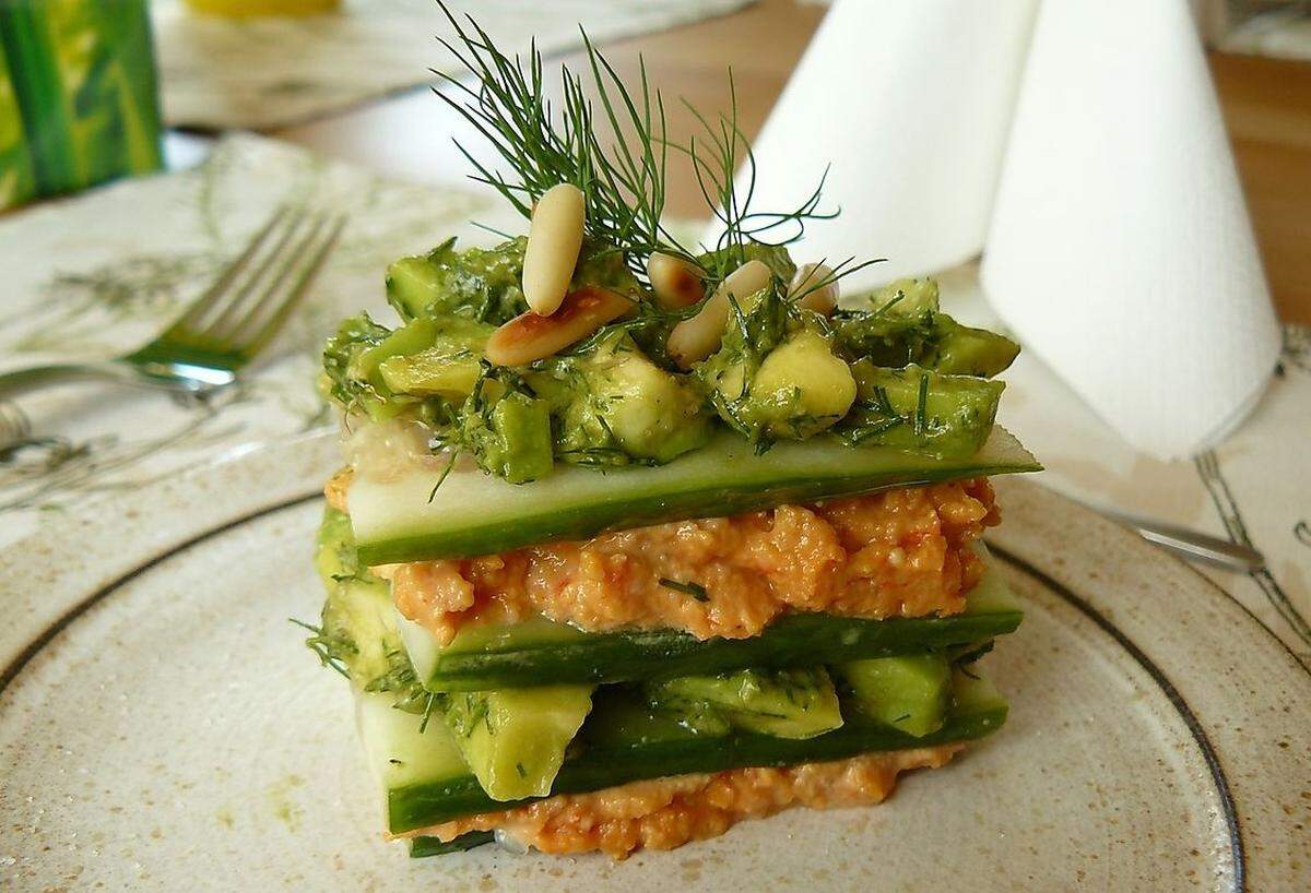 Schnitzel, Schweinebraten und Gulasch sind aus der österreichischen Küche kaum wegzudenken. Damit Sie gesund bleiben, müssen Sie nicht gleich zum Vegetarier werden. Zumindest an drei Tagen in der Woche sollten Sie in der Kantine aber auf Fleisch und Wurst verzichten. Wie wäre es mit dieser köstlich aussehenden Gurken-Lasagne im Bild? Falls Sie auf Fleisch nicht ganz verzichten wollen, aber kompromissbereit sind, hier noch eine Alternative...