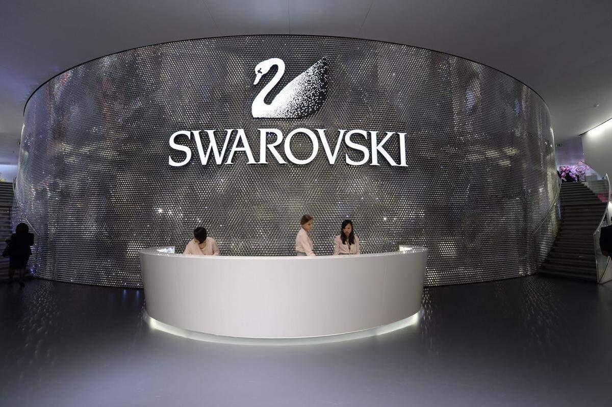 Der Name Swarovski ist durch die Produktion von Schmuckstücken weltweit bekannt geworden. Weiters stellt das Unternehmen die Tyrolit Schleifmittel und optische Geräte her. In der fünften Generation führt nun Markus Langes-Swarovski die Geschäfte. Die Familie Swarovski bringt es auf ein Vermögen von 4,2 Milliarden Euro.