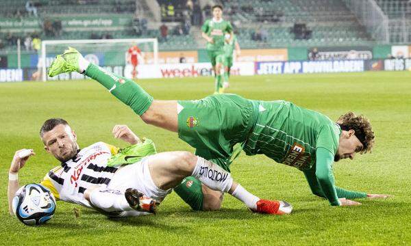 Valon Berisha (Lask) und Christoph Lang (Rapid) bei einem Zweikampf