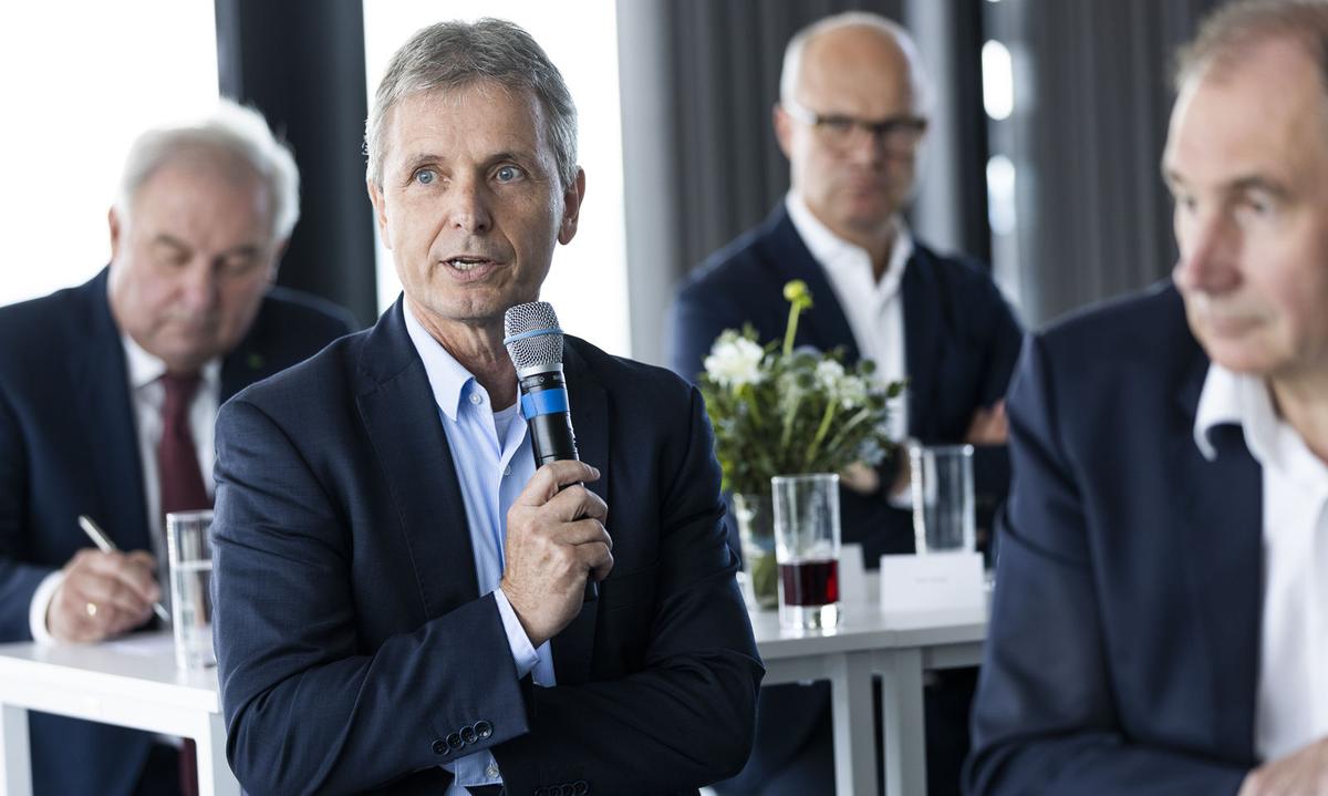 Friedrich Santner, im Hintergrund: Hermann Schützenhöfer (l.), Markus Mair.