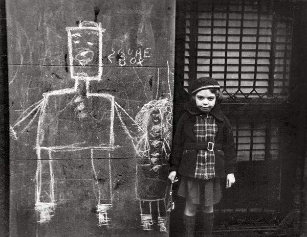 Immer wieder kommen Grafitti vor, hier ein typisch humorvolles Motiv, wo sich das Wandbild im Mädchen fortsetzt. Helen Levitt: New York, ca. 1940