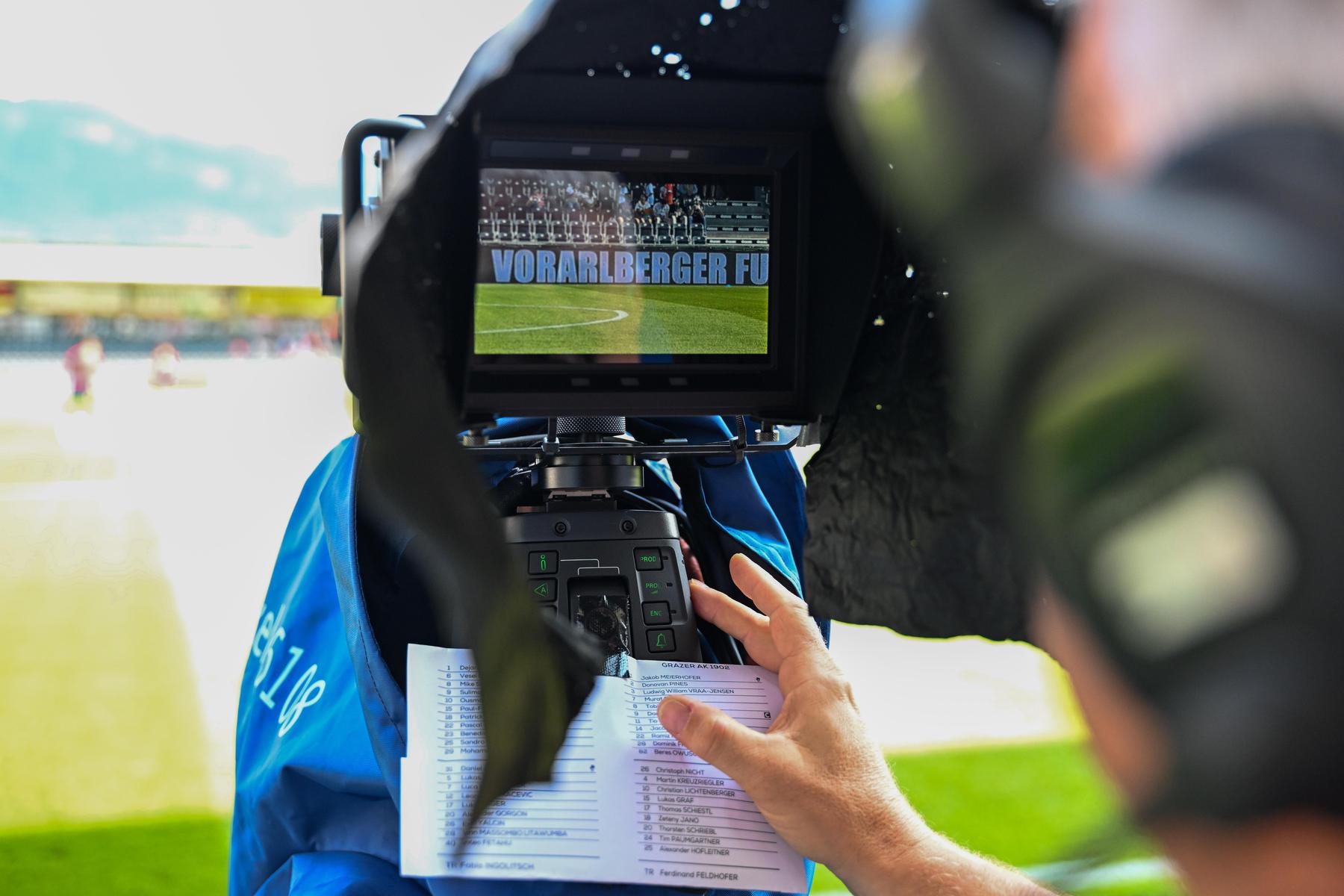 Neuer TV-Vertrag, weniger Geld: Bundesliga weiter auf Sky zu sehen