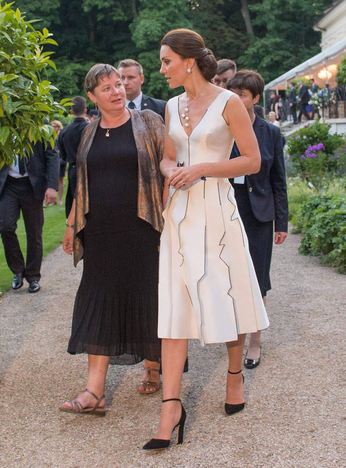 Passenderweise trug die Herzogin ein Kleid der polnischen Designerin Gosia Baczynska, das in Bewegung einen leichten 3-D-Effekt zauberte. Dazu kombinierte Herzogin Kate üppigen Perlenschmuck.