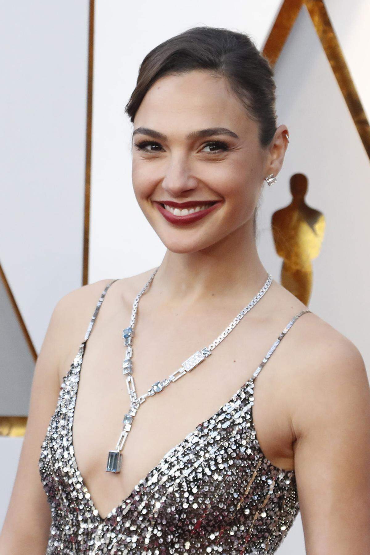 Gal Gadot strahlte dank Tiffany &amp; Co. und der neuen "2018 Blue Book Collection": Die Halskette um ihr Dekolleté besteht aus hunderten aquamarinblauen Steinen und Diamanten.