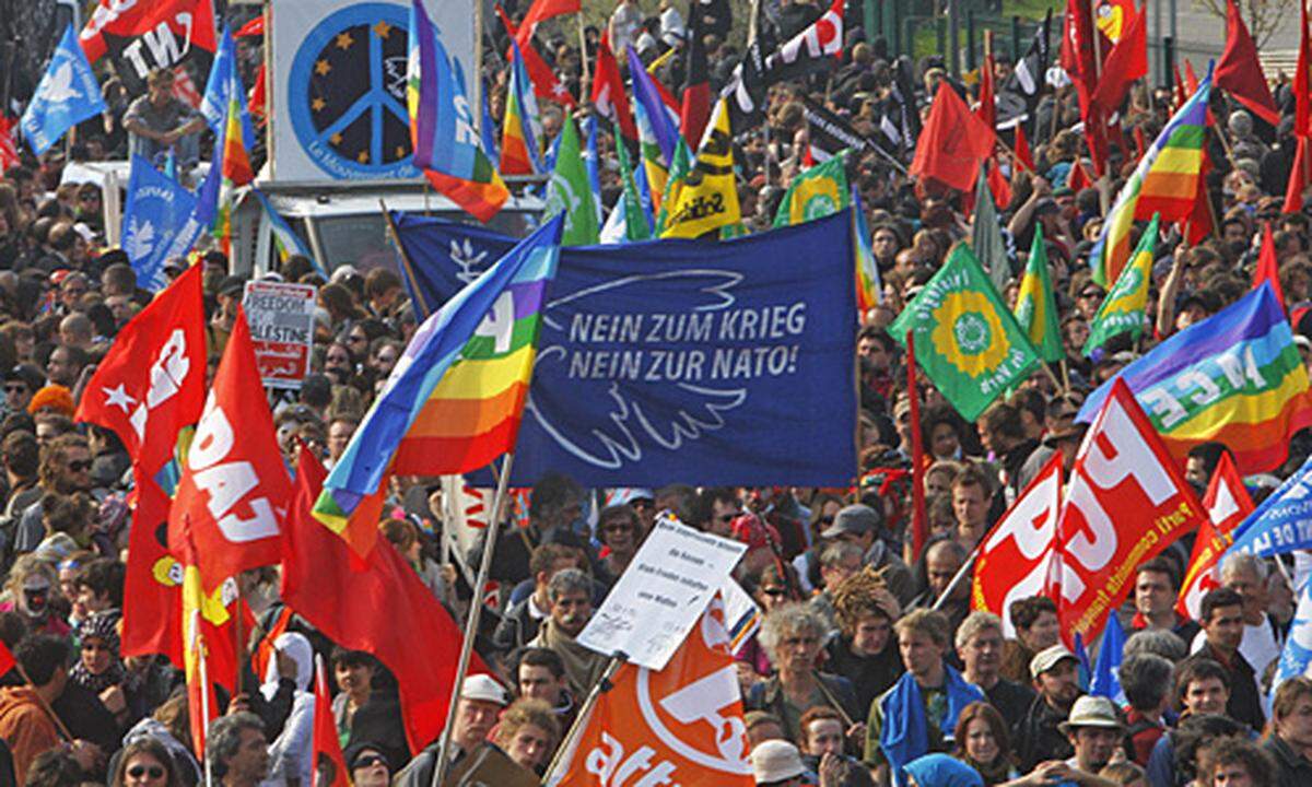 Insgesamt demonstrierten nach Polizeiangaben 16 000 Menschen in Kehl und Straßburg friedlich gegen den NATO-Gipfel. Die Zahl der gewaltbereiten Gipfel-Gegner lag demnach bei 1000. Ihnen standen auf beiden Seiten des Rheins insgesamt rund 25 000 Sicherheitskräfte gegenüber.