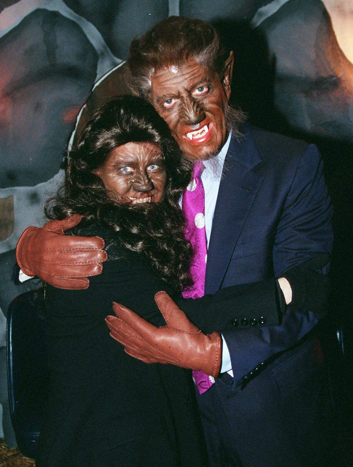 Der amerikanische Politiker Al Gore zeigte in der Vergangenheit als Vizepräsident von Amerika mit seiner Frau Tipper oftmals seine Lieb zu Halloween. 1997 als Werwölfe.