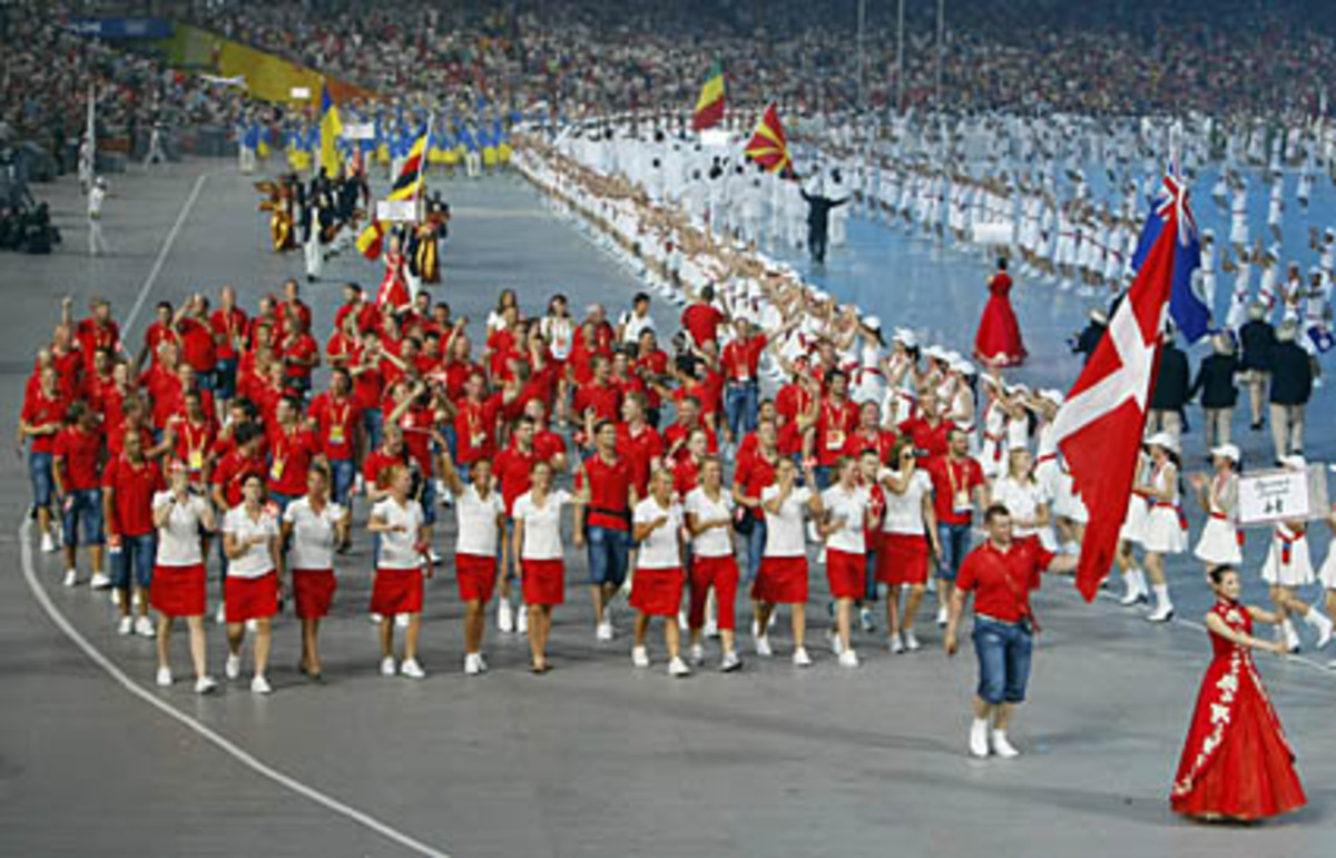 Bemerkenswert war die gute Stimmung bei dieser olympischen Modeschau, so eine Ausgelassenheit gab es sonst eher bei den Schlussfeiern.  Im Bild: Das Team von Dänemark