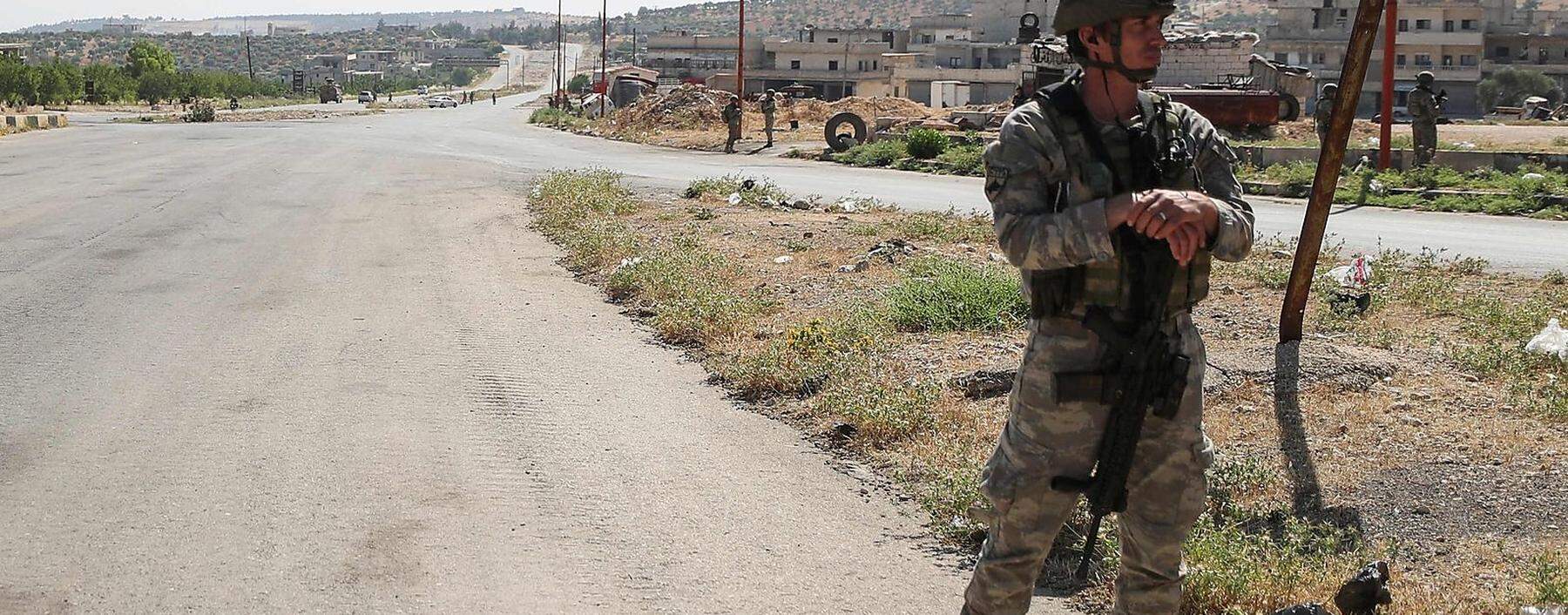 Einsatz in Nordsyrien. Ein türkischer Soldat wacht an der strategisch wichtigen Verbindungsstraße M4.