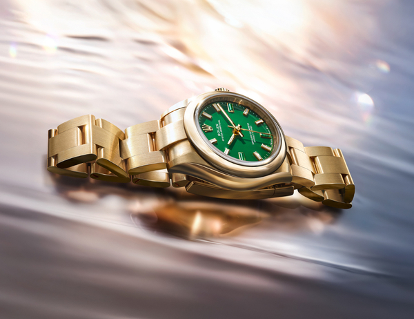 Update. With the “Oyster Perpetual 28” in green, Rolex is expanding its line to include a version in 18 carat yellow gold.