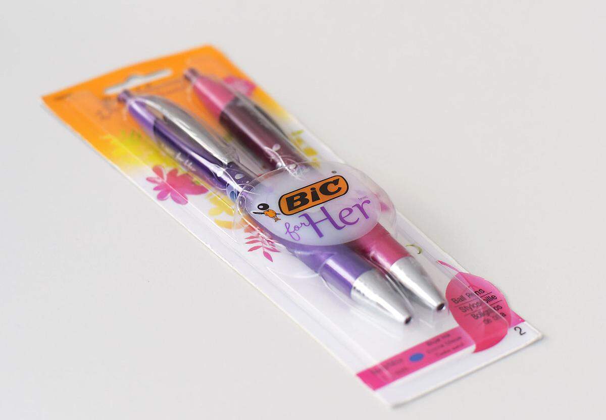 Über 60 Exponate hat West zusammengetragen. Dazu gehören etwa diese interessanten Frauenkugelschreiber von Bic in Pink und Violett...