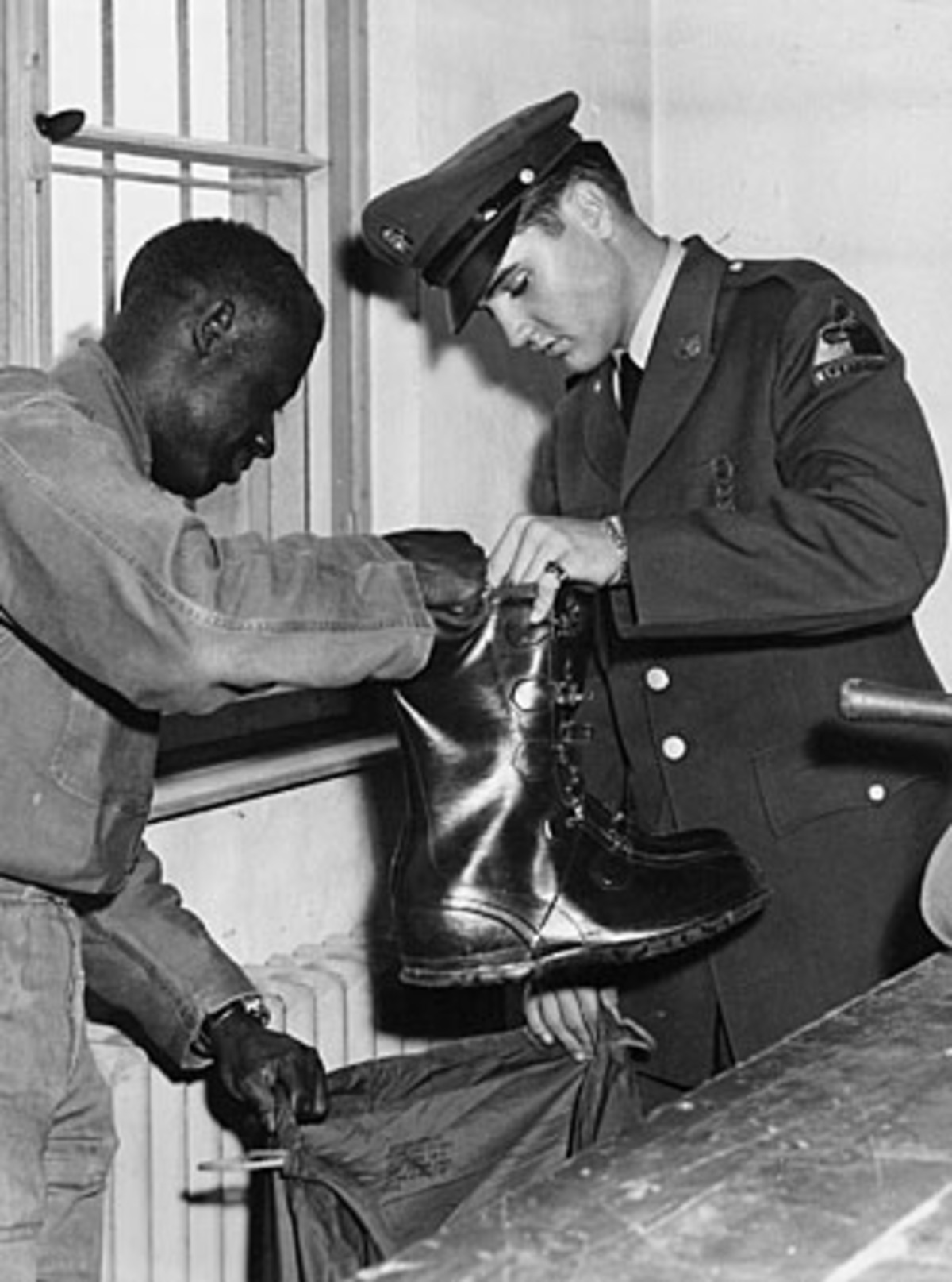 Priscilla klagte über den Teufelskreis von Schlaf-, Aufputsch- und Beruhigungsmitteln, dem Elvis verfallen war, und über die wenige Zeit, die für die Familie blieb.