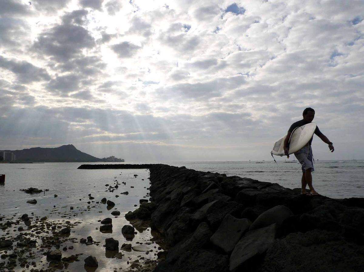 Der "Sport der Könige" wurde hier geboren, deshalb gehört Surfen auf Hawaii für Einheimische zur Inselkultur.