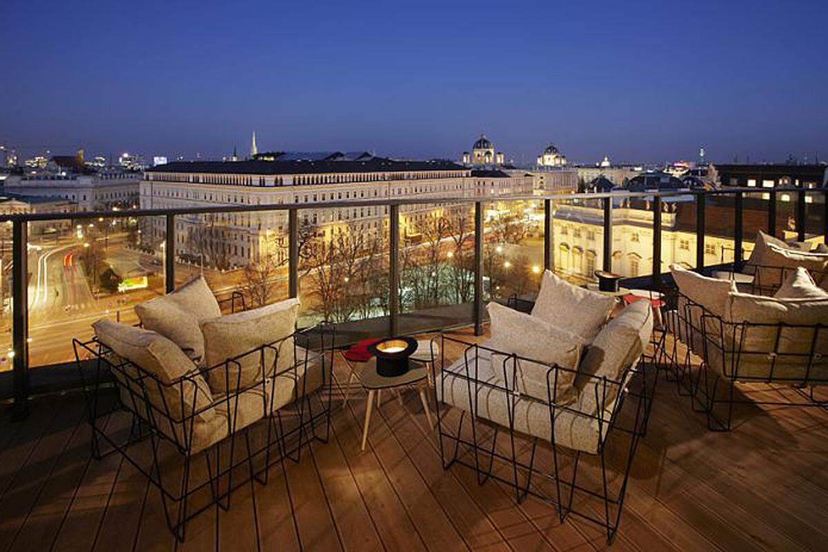 Hoch oben is(s)t man auch im Dachboden des derzeit hippsten Hotel in Wien – dem 25hours Hotel. Mit einem spektakulären Außenaufzug geht es direkt in das trendy Wohnzimmer über den Dächern der Stadt. Nachmittags kann man dort in Ruhe arbeiten, abends ist es der Afterwork-Hotspot mit Blick über Park und Parlament – und macht so mittlerweile der berühmten Sky-Bar Konkurrenz.