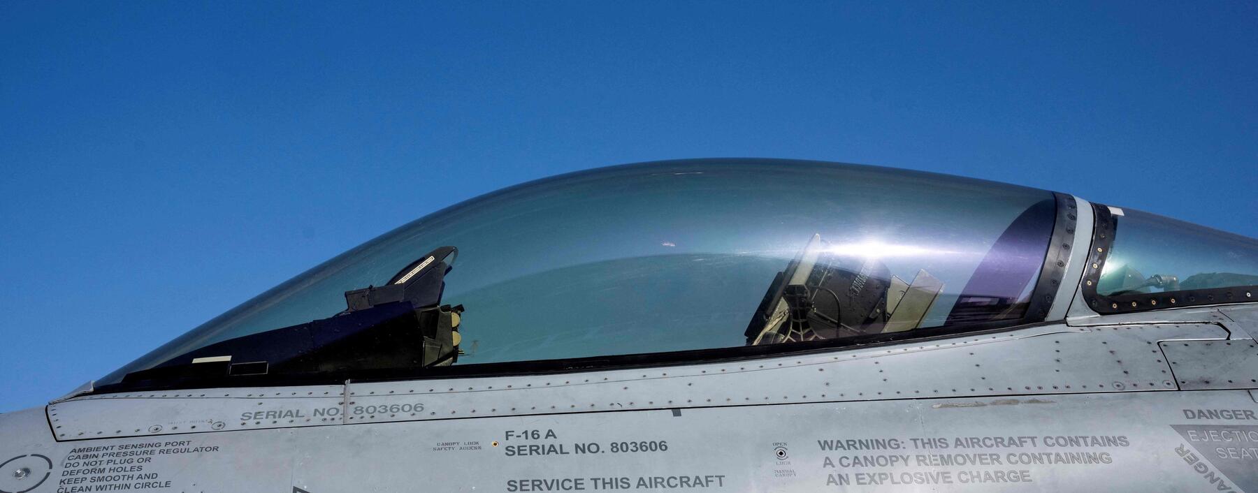 Eine F-16 im Arsenal von Dänemark. 