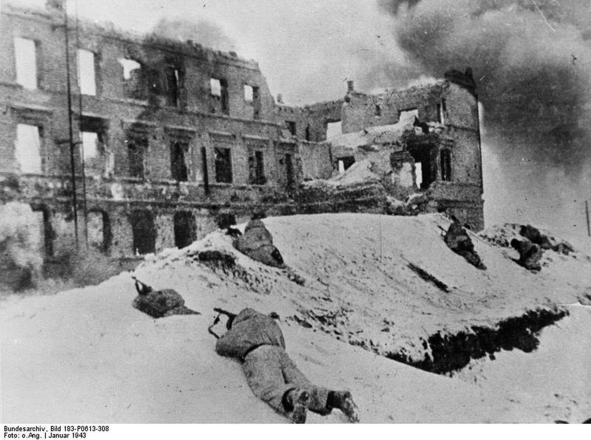 Am 19. November 1942 um 7.30 Uhr schlagen die Sowjet-Truppen zu: Nördlich und dann auch südlich von Stalingrad durchbrechen sie die Einheiten der rumänischen Armee, die neben den Italienern mit der Absicherung der Flanken der Wehrmacht betraut war. Die 6. Armee der Deutschen sitzt jetzt in einer tödliche Falle. Bis zum 22. November ist sie vollständig eingekesselt - eine Taktik, die zuvor die Deutschen gegen die Sowjets eingesetzt hatten. Einen Ausbruchsversuch aus dem Kessel verbietet Hitler. Die 230.000 eingeschlossen Soldaten sollen über eine Luftbrücke versorgt werden.