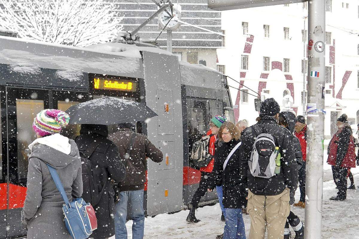 Die Öffentlichen Verkehrsmittel waren vor allem in den Außenbezirken verspätet. Zwei Straßenbahn entgleisten.