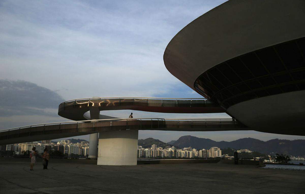 Eines der berühmtesten Kinder Rios war Oscar Niemeyer. Er gilt als Wegbereiter der modernen brasilianischen Architektur und trug als Chef des staatlichen Bauamtes die Verantwortung für das Projekt Brasília, die 1960 neugegründete Hauptstadt Brasiliens, in der Niemeyer die öffentlichen Gebäude entwarf. Als Ikone der Baukunst sucht Brasília noch immer ihresgleichen. Brasilia ist seit 1987 ein Weltkulturerbe der UNESCO.