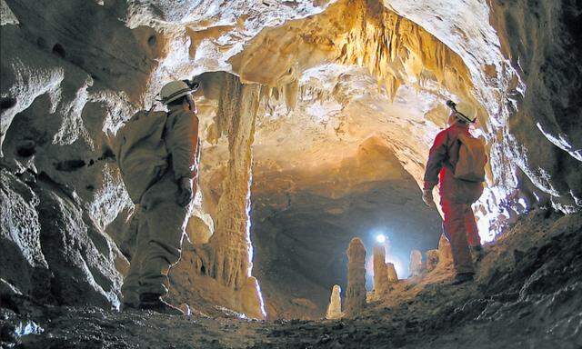 Staunen und ständig Neues entdecken: Höhlenforscher im tropfsteingeschmückten Märchengang der Raucherkahrhöhle.