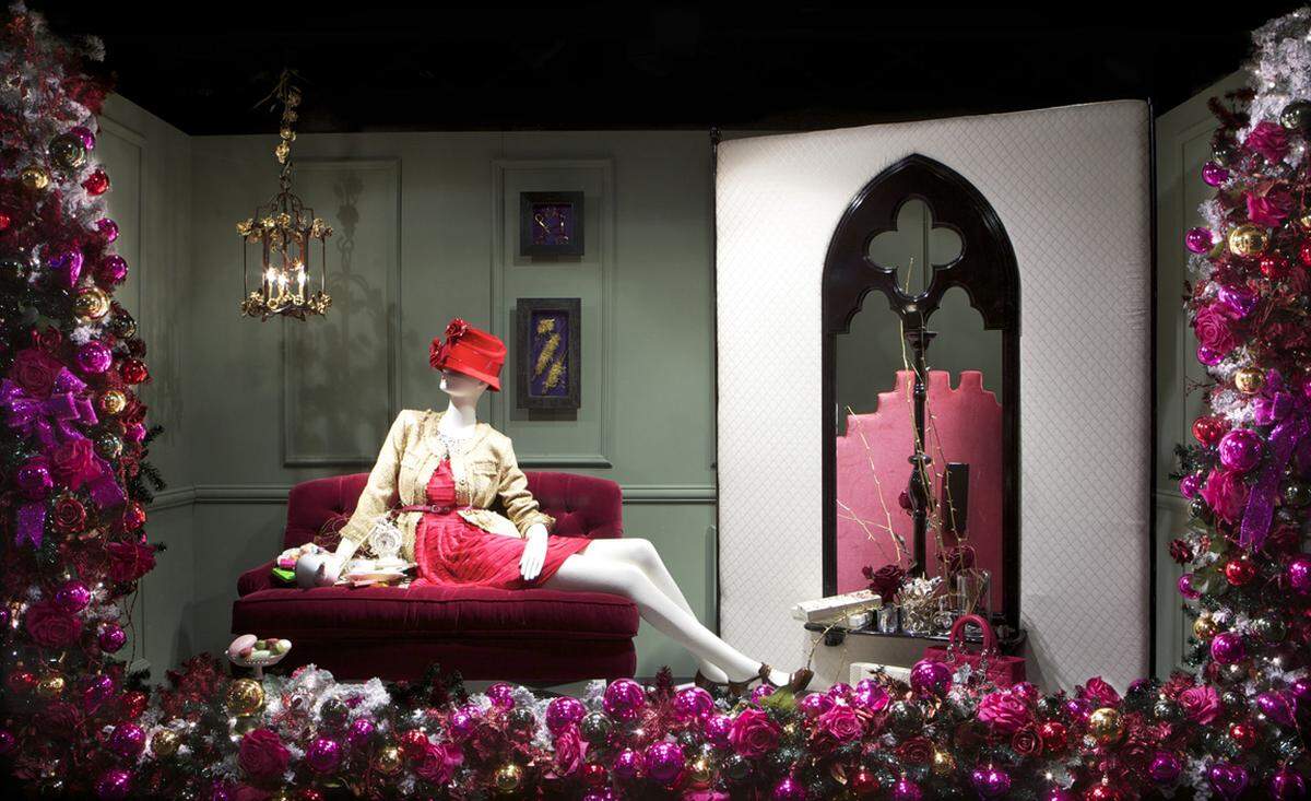 Dornröschen wartet mit einer Dior-Handtasche auf den erlösenden Kuss des Prinzen.
