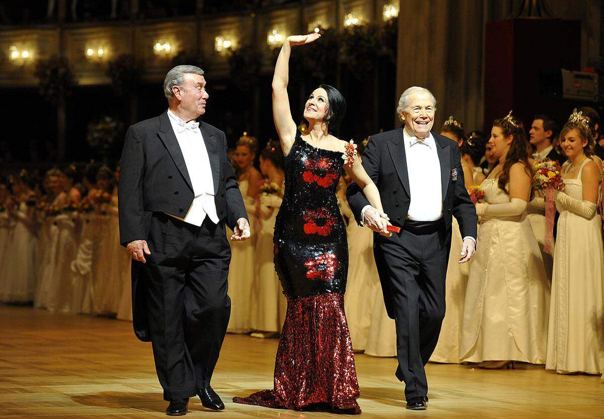Am Pult stand Georges Prêtre (rechts im Bild), hier begleitet er Angela Gheorghiu mit dem französischen Choreografen Pierre Lacotte nach getaner Arbeit aus dem Ballsaal.