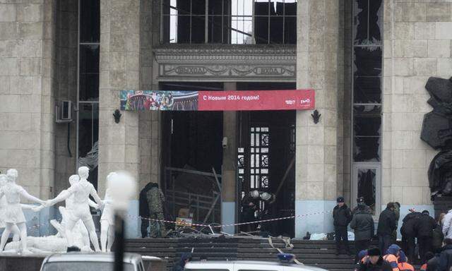 Investigators work at the site of an explosion at the entrance of a train station in Volgograd