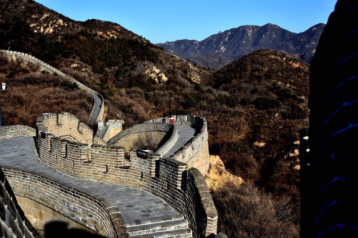 Die Chinesische Mauer ist zwar über 21.000 Kilometer lang, von Touristen können jedoch nur vier Teilabschnitte besichtigt werden. Darum muss man schon Glück haben, um so ein einsames Erinnerungsbild machen zu können.