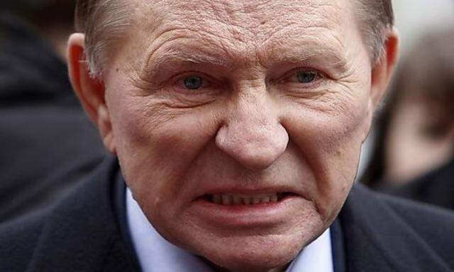 Ukrainian ex-president Leonid Kuchma talks to journalists as he arrives at the general prosecutors os o
