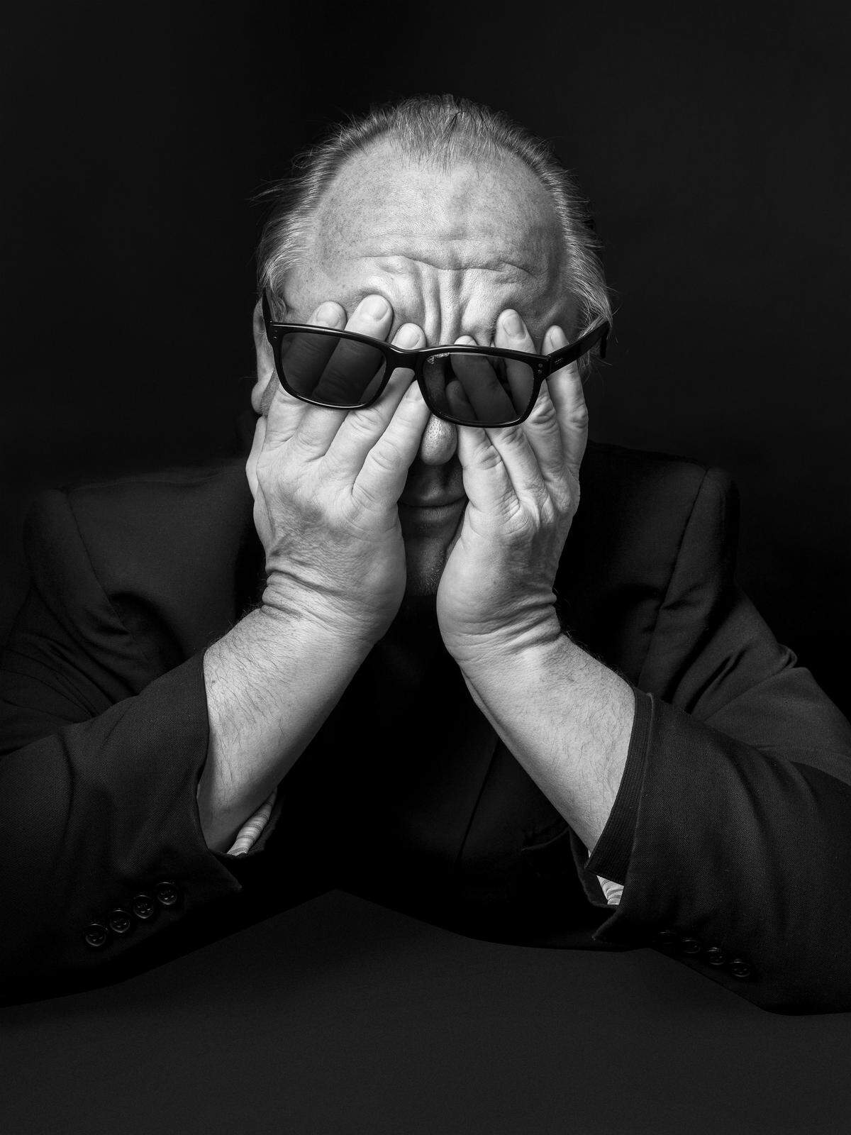 Ein Schwarzweiß-Porträt des Pixies-Frontmanns Charles Thompson (alias Black Francis). Fotograf Tom Oldham bat ihn zu zeigen, wie er über Fotoshootings denkt.