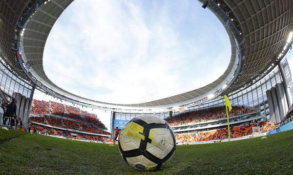 Fußball-WM schauen im Stadion unter freiem Himmel? In Jekaterinburg, dem östlichsten Austragungsort in Russland, geht das. Dort können die Zuschauer in der Jekaterinburg-Arena auf zwei aus der Arena hinausragenden Zusatztribünen hinter den Toren sitzen. Die Anlage verfügt über 35.696 Plätze und wurde für die WM lediglich umgebaut - nicht wie die meisten der Stadien neu errichtet. Sie ist die Heimspielstätte eines der ältesten Fußballklubs Russlands Ural Oblast Swerdlowsk. In der Arena werden vier Gruppenspiele ausgetragen.