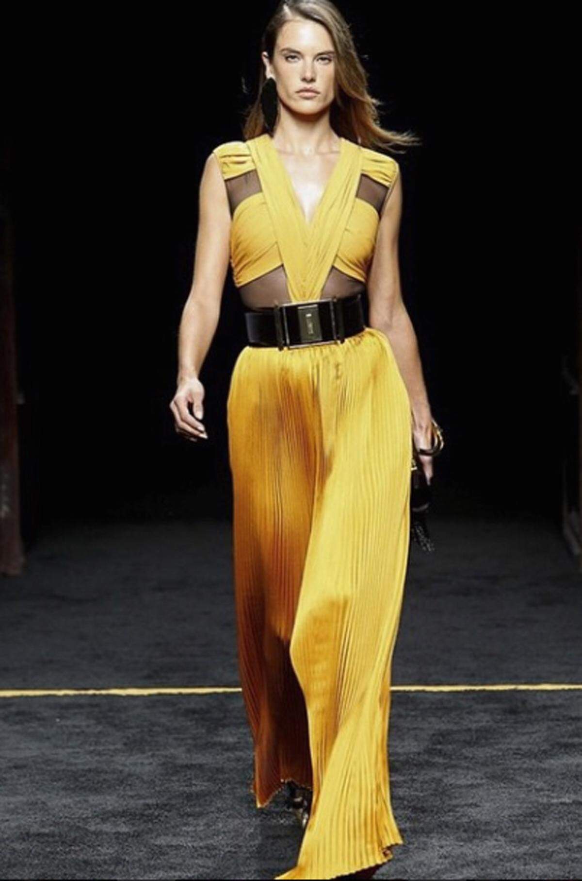 Kräftige Farben, Plissee und breite Gürtel kamen zum Einsatz und wurden von Topmodels wie Victoria's Secret Engel Alessandra Ambrosio präsentiert.