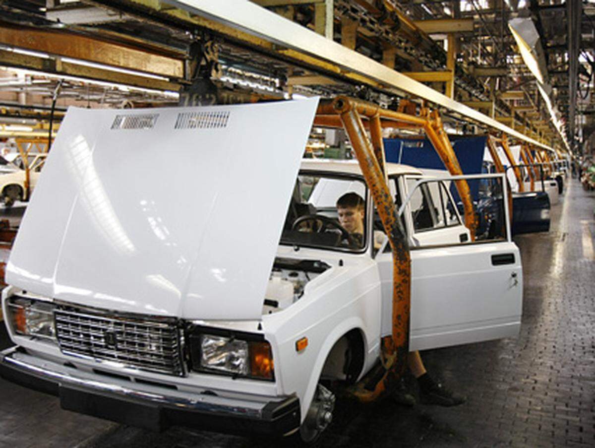 Der russische Autobauer und Lada-Hersteller Avtovaz leidet an Strukturproblemen. Avtovaz streicht daher 28.000 Jobs.Auch die Aufforderung von Wladimir Putin an seine Mitbürger, beim Autokauf patriotischer zu sein, fruchtete nicht.