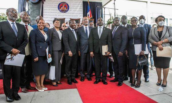 Ariel Henry und sein Kabinett übernehmen in Haiti