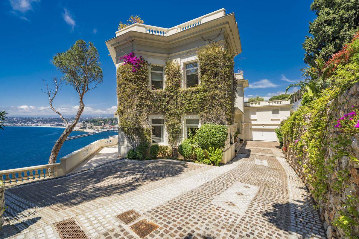 Sean Connery ist für viele der Inbegriff des coolen und eleganten James Bond. Seine Villa in Südfrankreich, die auch schon als Filmkulisse diente, steht nun zum Verkauf.  