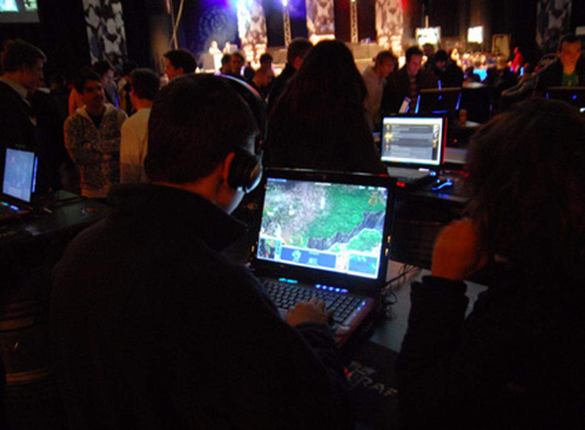 Zusätzlich zu den Finalspielen gab es auch ein umfassendes Rahmenprogramm. So wurde zum ersten Mal in Österreich das lange erwartete StarCraft 2 gezeigt. Veranstalter Christoph Zenk will im Rahmen der ESL eine eigene Liga für das Strategiespiel gründen, sobald es erhältlich ist. Für ihn ist es bereits jetzt "die Referenz der aktuellen Strategiespiele". Neben StarCraft 2 gab es noch das neue "World of Warcraft: Arena" anzuspielen, einen "Guitar Hero"-Wettbewerb und Nachbauten der Formel1-Boliden von BMW-Sauber für besondere Rennspielatmosphäre.