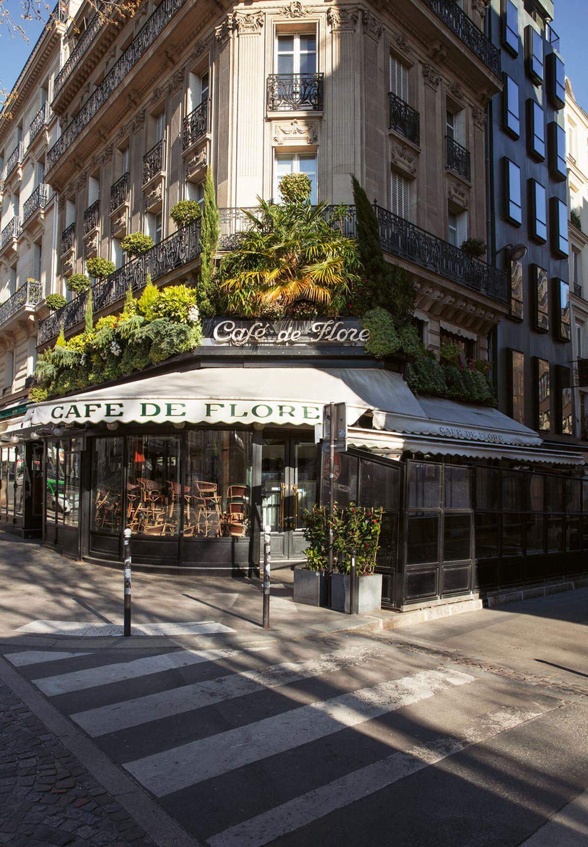Das berühmte Café de Flore am Pariser Boulevard Saint-Germain. Sogar während des Zweiten Weltkrieges wurden hier Gäste bedient - nicht aber in Zeiten von Corona, wie auf diesem Bild dokumentiert wurde.