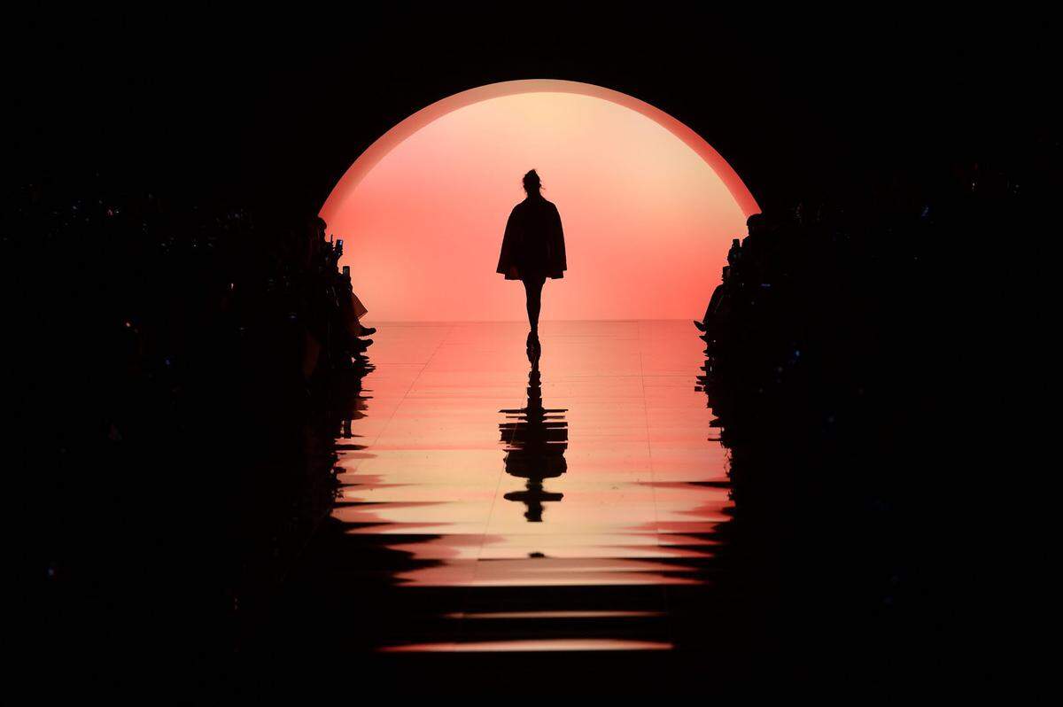 In dramatischer Sonnenuntergang-Kulisse wurden die neuen Looks bei Fendi präsentiert.