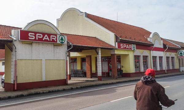 Eine Spar-Filiale in Ungarn. Die ungarische Regierung plant, die österreichische Supermarktkette Spar wegen Verleumdung zu verklagen. 