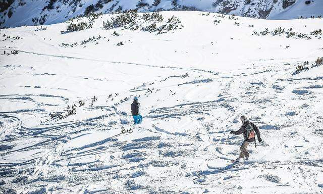 Die Alpspitze am 31 Januar 2019 in Garmisch Partenkirchen Skier und Snowboarder fahren die Piste r