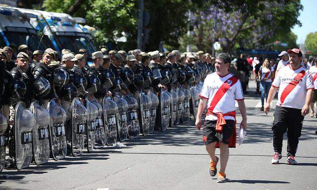 River-Plate-Fans gehen an Polizisten vorbei