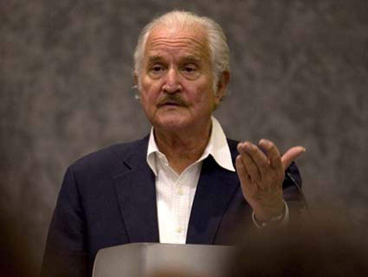 Auch Carlos Fuentes (79) werden Chancen eingeräumt. Er ist einer der bedeutendsten Schriftsteller Mexikos. und beschäftigt sich in seinen Erzählungen, Essays und Romanen mit dem Alltag und der Geschichte Mexikos. Als sein bekanntester Roman gilt "Terra Nostra" (1975), ein phantastisch-visionäres Werk, in dem Fuentes versucht, der Weltgeschichte und besonders der Geschichte Lateinamerikas eine "zweite Chance" zu geben.