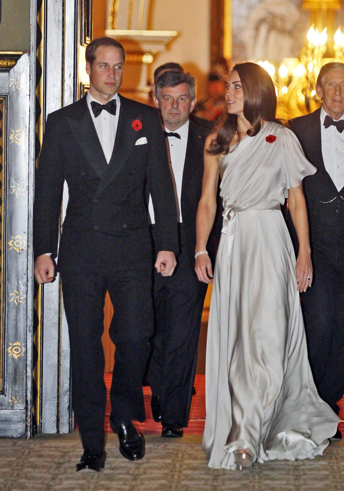 Herzogin Kate ist nicht die erste, die das One-Shoulder Kleid von Jenny Peckahm trug.
