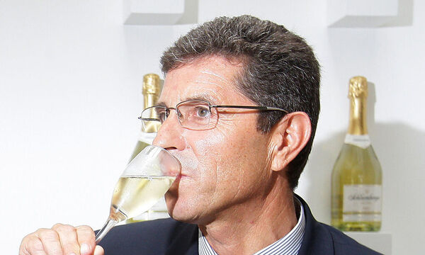 SEKTKELLEREI SCHLUMBERGER UeBERNIMMT KONKURRENTEN HOCHRIEGL